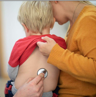 liten gutt får stetoskop på ryggen