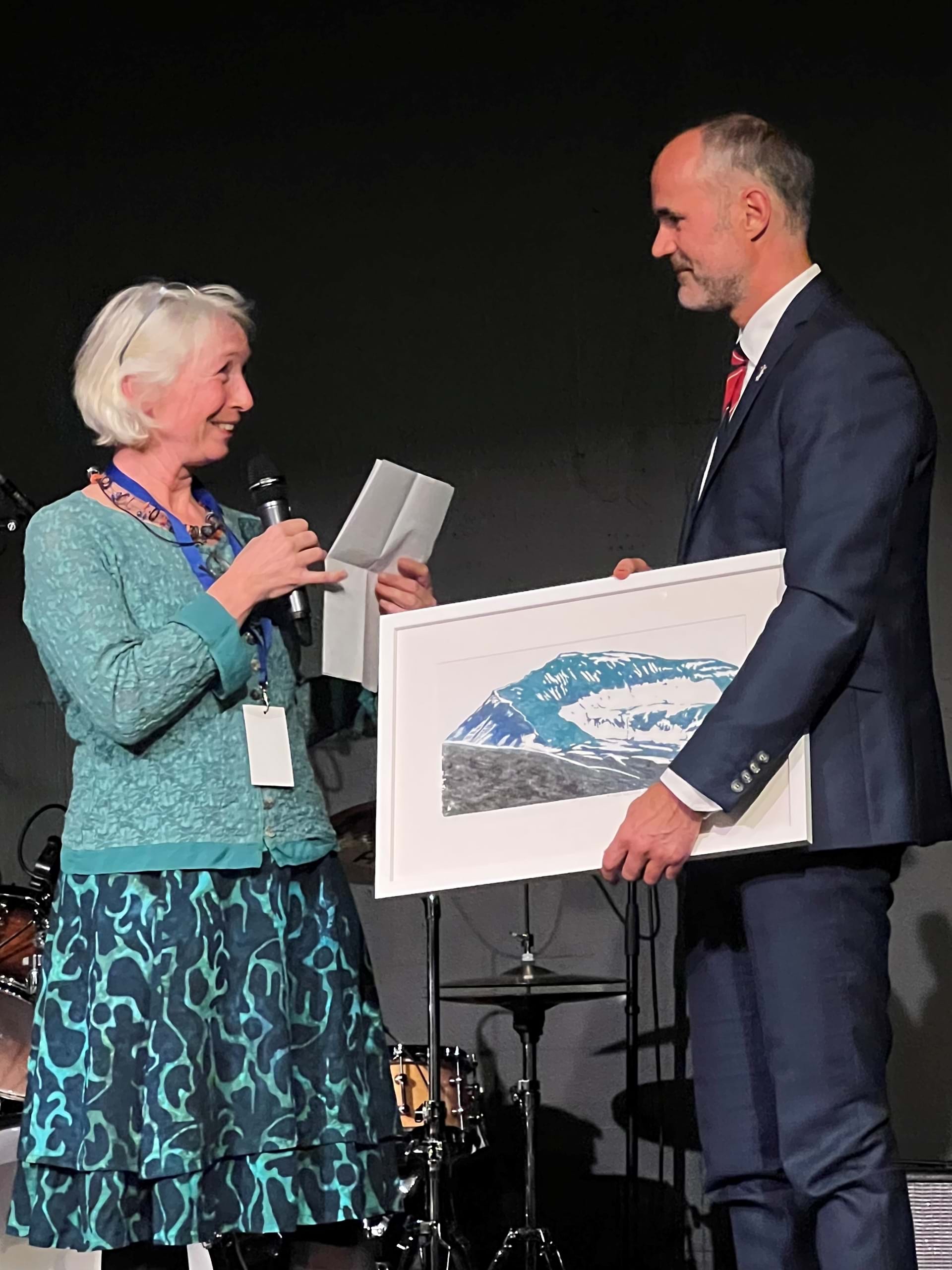 Dr St&#229;le Sagabr&#229;ten receiving prize from Anette Fosse during PMU 2022.  Foto: Trygve Skonnord
