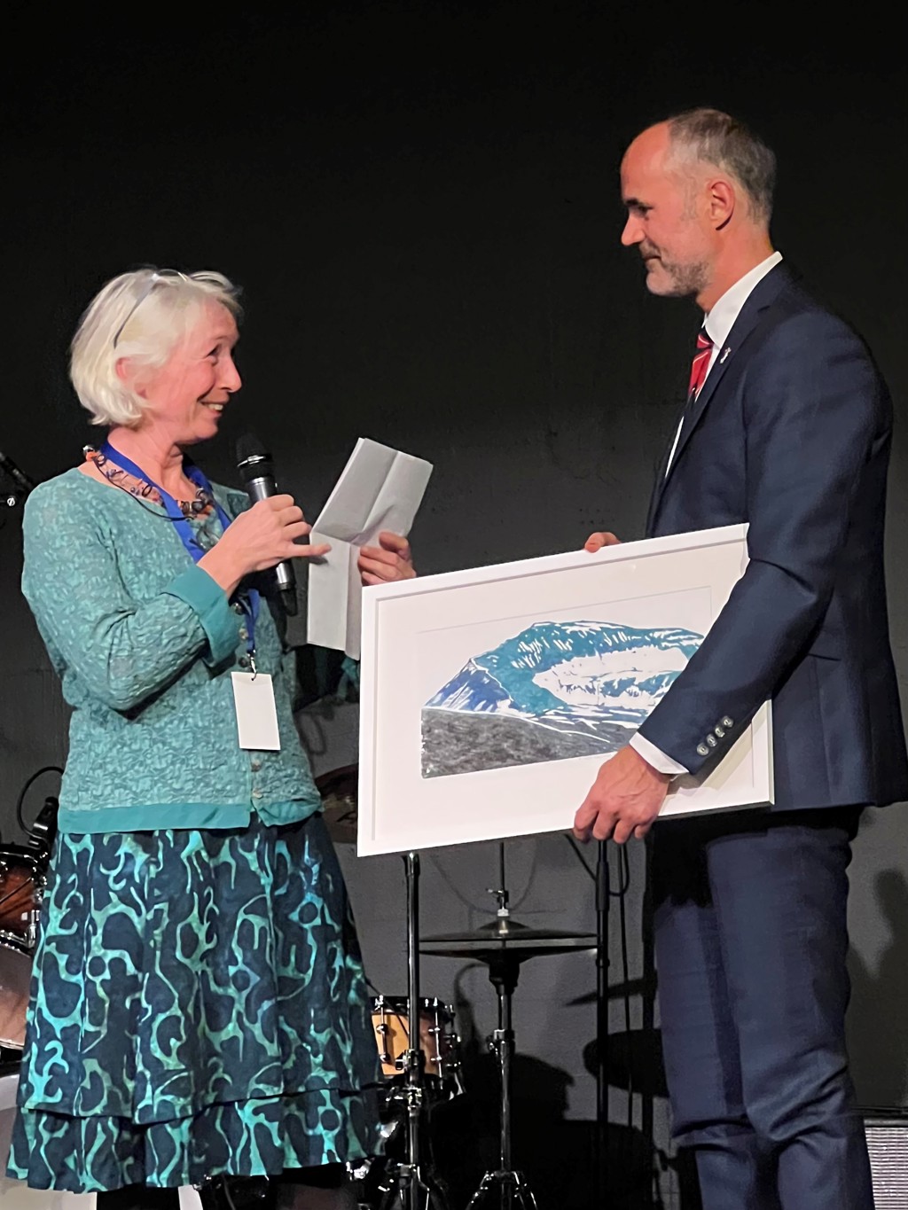 Dr Ståle Sagabråten receiving prize from Anette Fosse during PMU 2022. Foto: Trygve Skonnord
