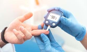 Helsepersonell måler blodsukkernivået hos en pasient med diabetes. Foto: Istockphoto.com