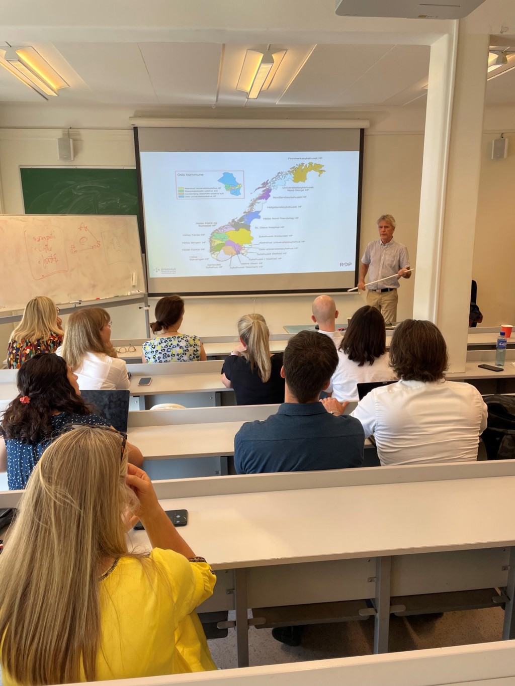 Lars Lien holdt innlegg for delegatene torsdag formiddag. Foto: Morten Selle
