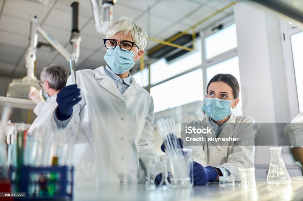 To leger som jobber i laboratoriet