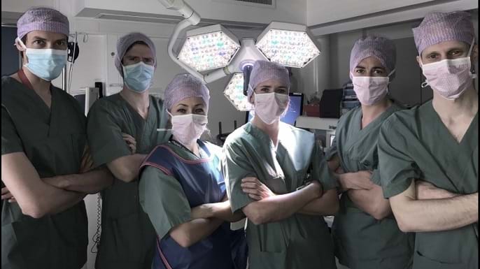 Bilde av seks ortopeder p&#229; operasjonsstua.