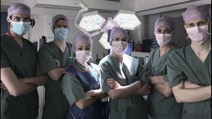 Bilde av seks ortopeder på operasjonsstua.
