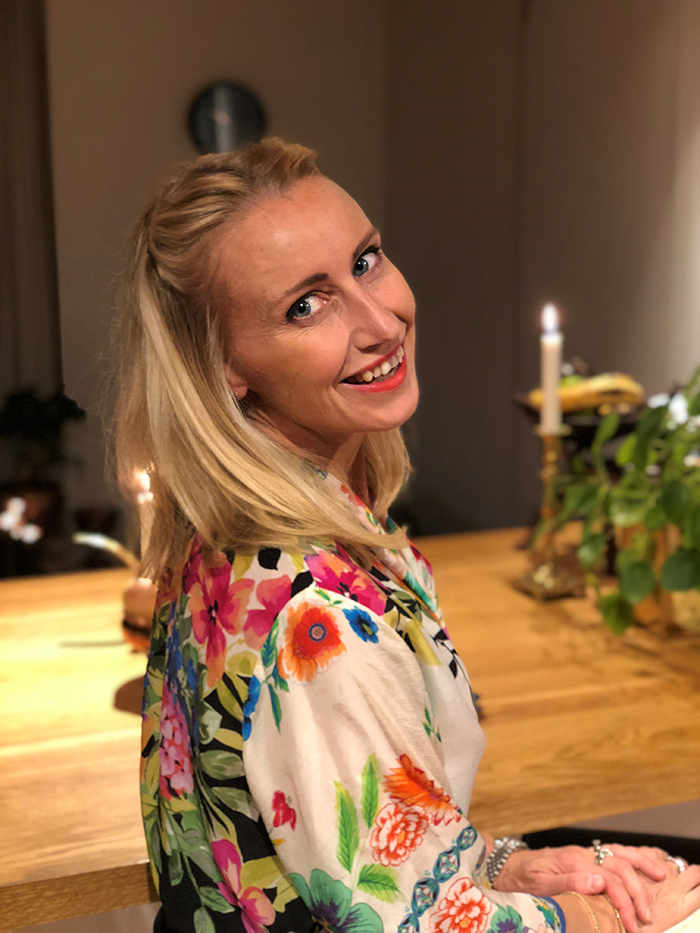 Bilde av Camilla Cecile Underland i hjemmet, uten hjelm på hodet.