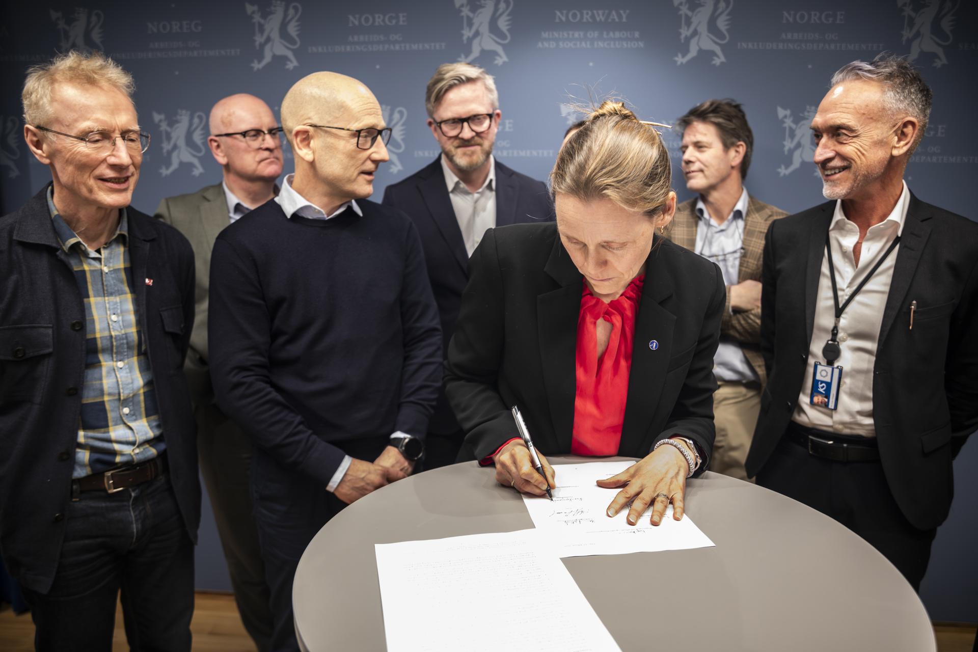 SIGNERER: Akademikerne ledet IA-forhandlingene på vegne av Legeforeningen og resten av akademikerfellesskapet. Her signerer Akademikernes leder Lise Lyngsnes Randeberg den nye avtalen. Foto: Akademikerne