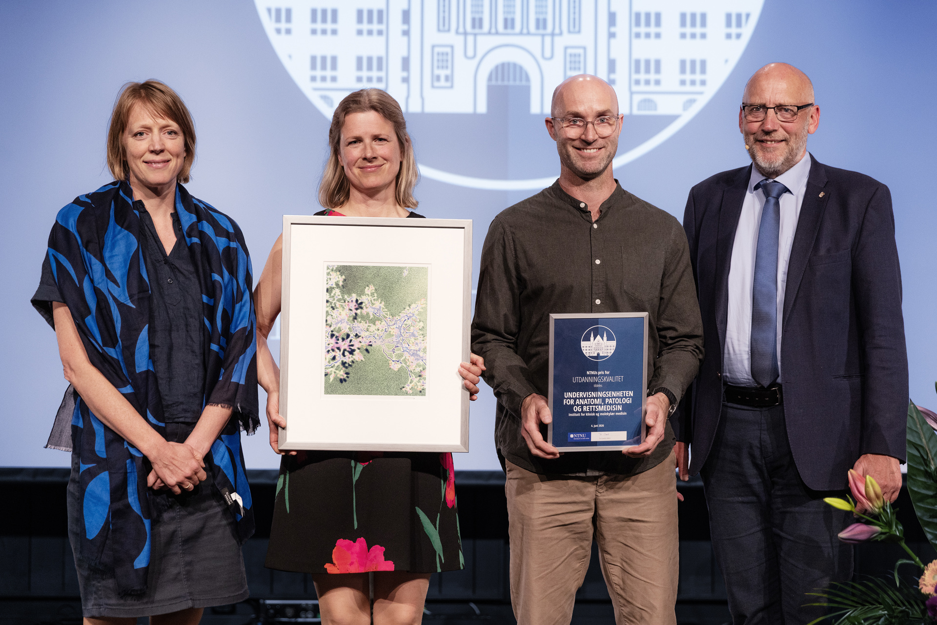 Fra venstre Cecilie Våpenstad fra SINTEF, Vibeke Dale, Tor Vikan Rise og rektor Tor Grande.