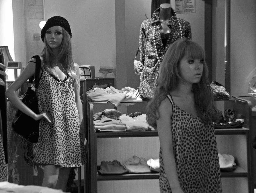 En kvinne og et utstillingsdukke ved siden av hverandre