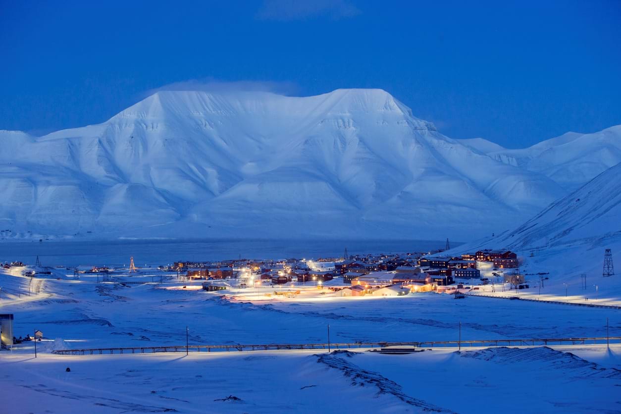 Longyearbyen i bl&#229;timen. Foto: Istockphoto.com Credit:Rimante_Hegland