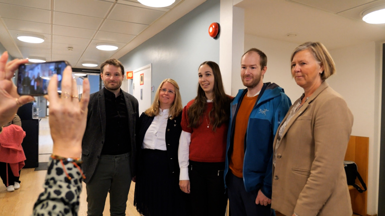 TILSTEDE I RETTEN: Fra venstre Sigurd Elias Slette (engasjert i saken), Ingeborg Henriksen (leder Yngre legers forening), Malene Laursen Schack (saksøker), Asbjørn Sune Schack (saksøker) og Anne-Karin Rime (president i Legeforeningen).  