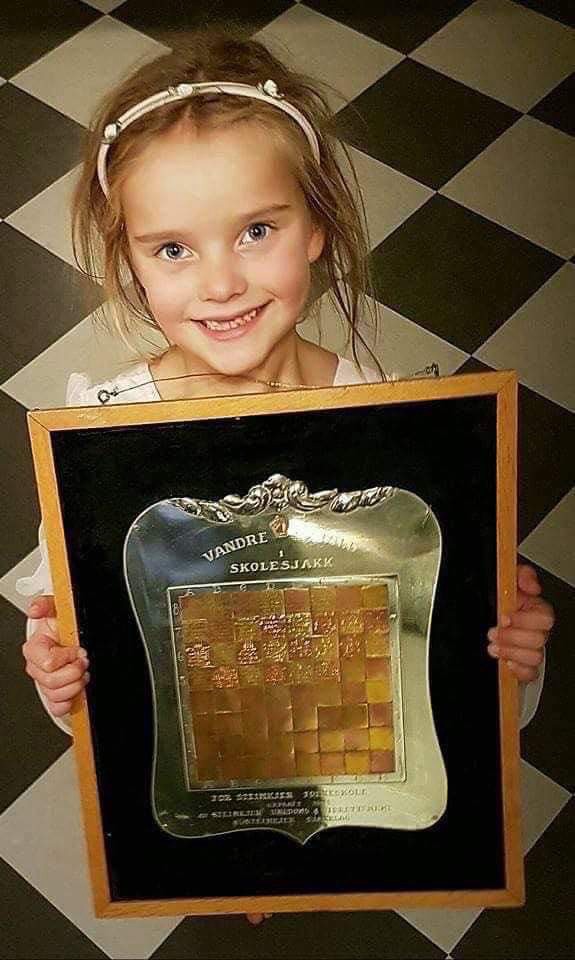 Barnebarn Anne Benedicte Agdestein Skjellegrind med vandreskjoldet.