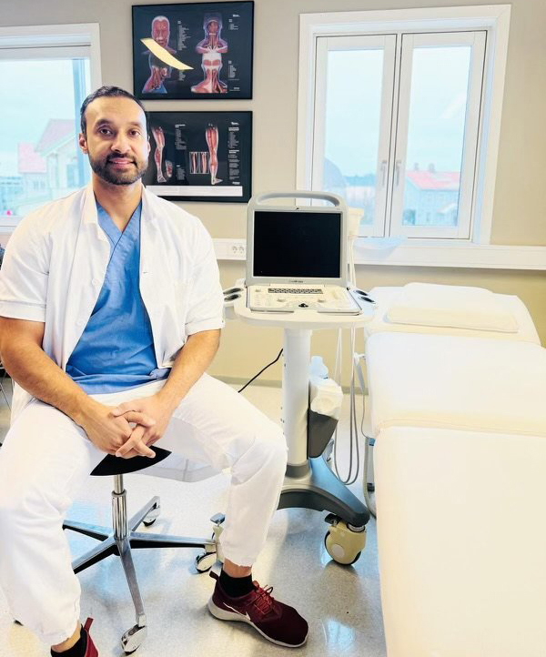 Bilde av Nohman Ishaq på et legekontor.