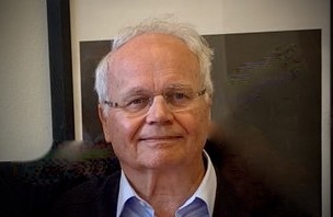 En eldre mann med briller og gråhvitt hår.