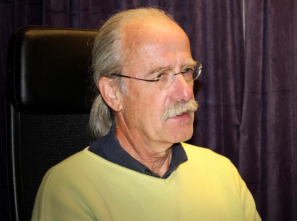 Bilde av psykiateren Ingmar Clausen i gul genser.