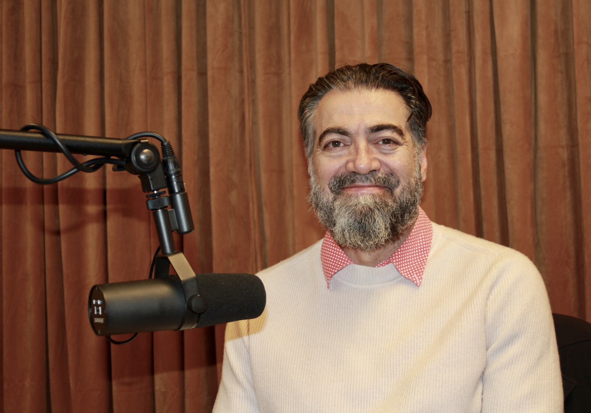Psykiater, spesialist i rus- og avhengighetsmedisin og psykoanalytiker Shahram Shaygani er gjest i dagens episode av Psykiateren. Foto: Anne Kristine Bergem