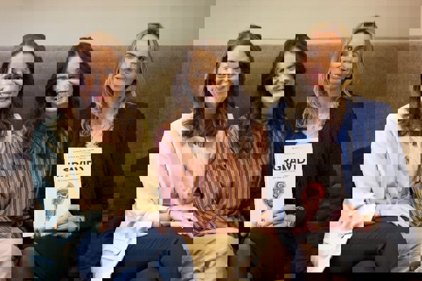 Bilde av gynekologene Line Smenes Strand (fv.), Cathrine Dahl Rafaelsen og Solveig Thorarinsdottir. De er gynekologer som har skrevet bok.