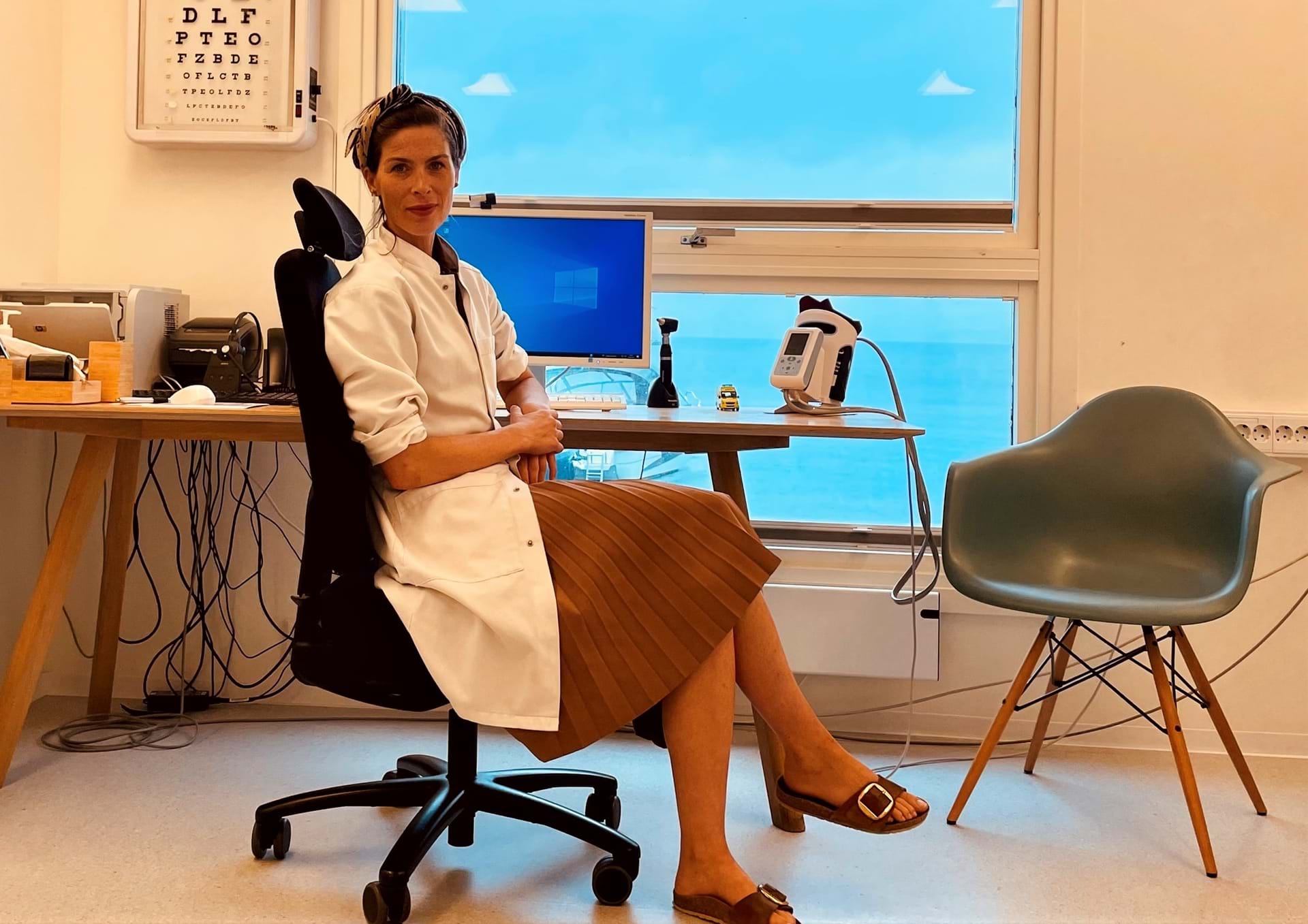Doctor sitting in office. Ina Grung på legekontoret foto privat
