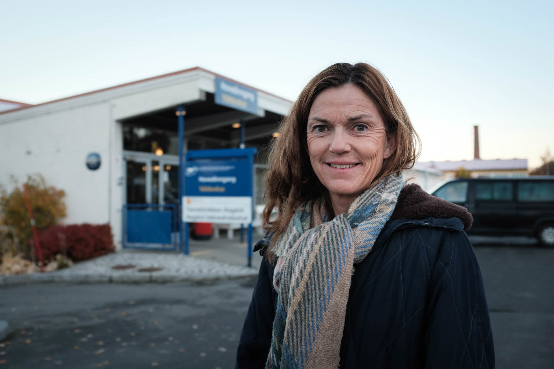 Bilde av Siren Hoven utenfor Universitetssykehuset Nord-Norge.