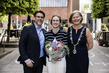 Prisvinner Ragnhild Helseth sammen med visepresident og president i Legeforeningen