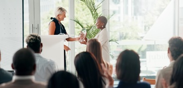 Prisutdeling overrekkelse. Foto: MostPhotos