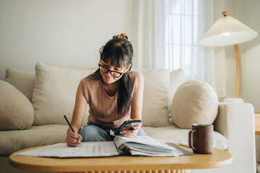 Kvinne som fører regnskap. Foto: Handelsbanken
