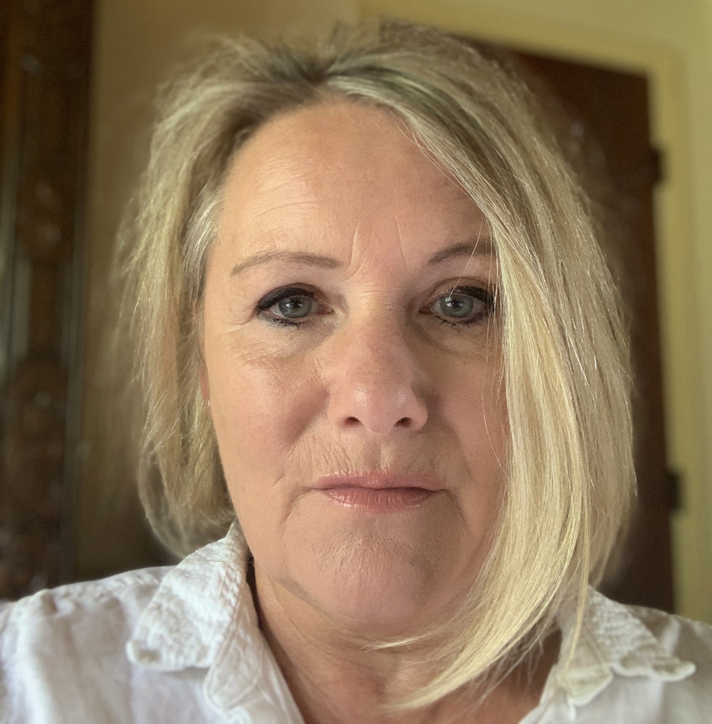 Bilde av en kvinne med lyst h&aring;r.