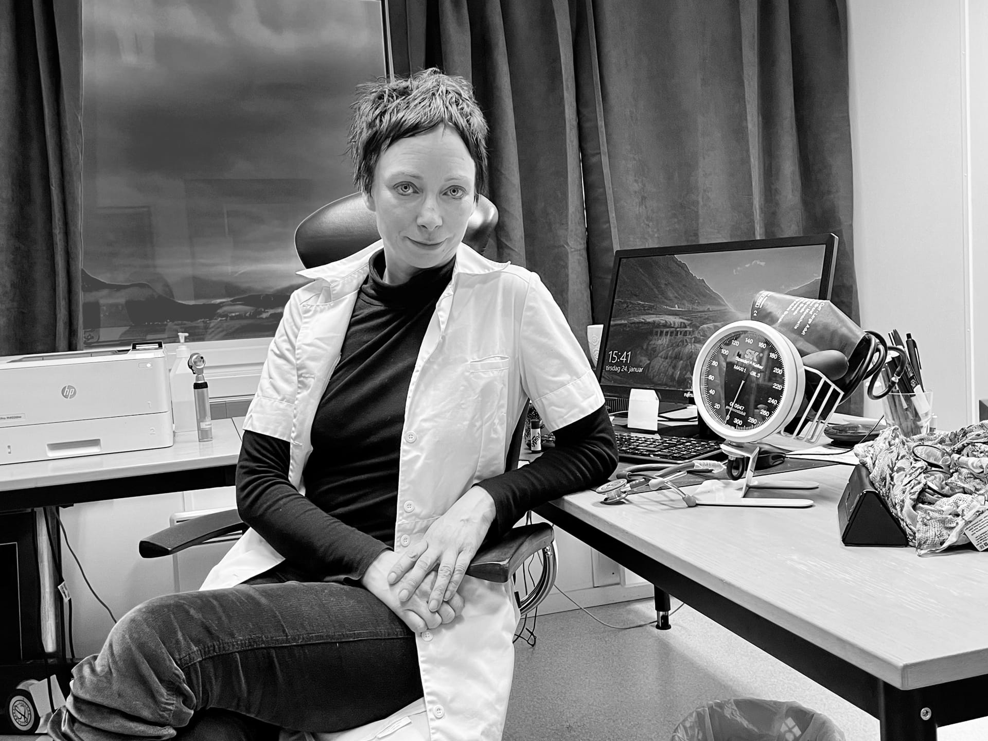 Female doctor posing in chair black white photo, Marianne R&#248;nneberg foto bjarne storset