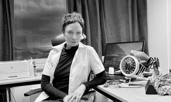 Female doctor posing in chair black white photo, Marianne Rønneberg foto bjarne storset