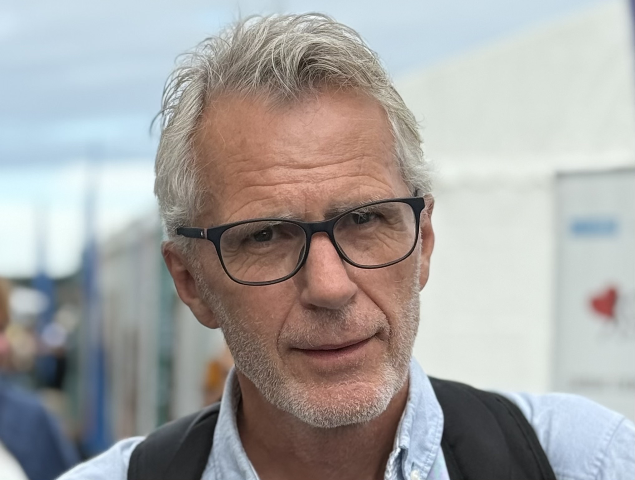 Mann med gr&aring;tt h&aring;r, skjegg og briller. Utend&oslash;rs.