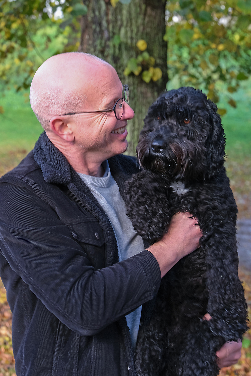 Bilde av Bjørn Atle Lein Bjørnbeth  med hunden sin. Bjørn Atle er sykehusdirektør ved OUS: