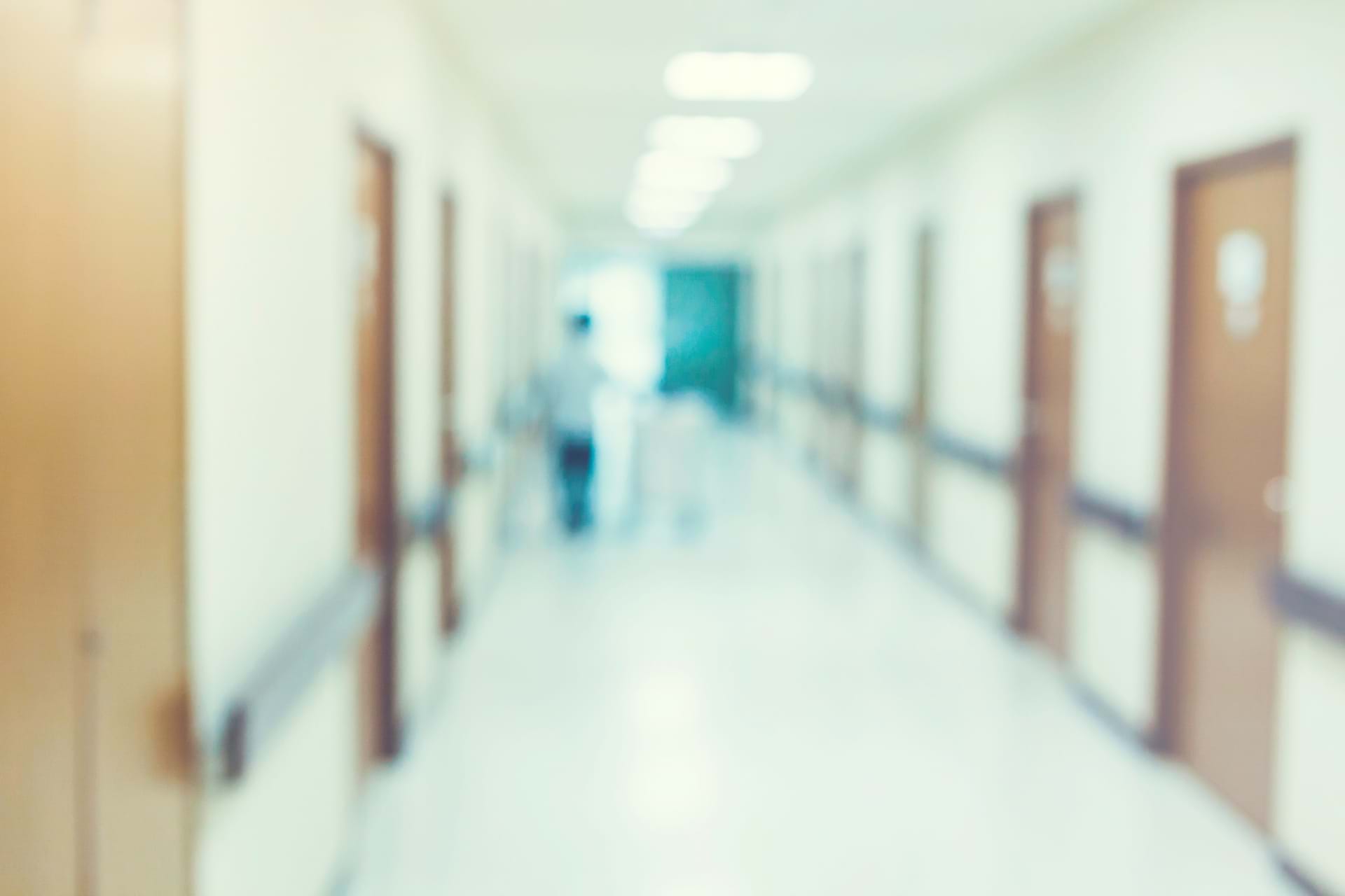 En sykehuskorridor ute av fokus. Illustrasjonsfoto: Colorbox