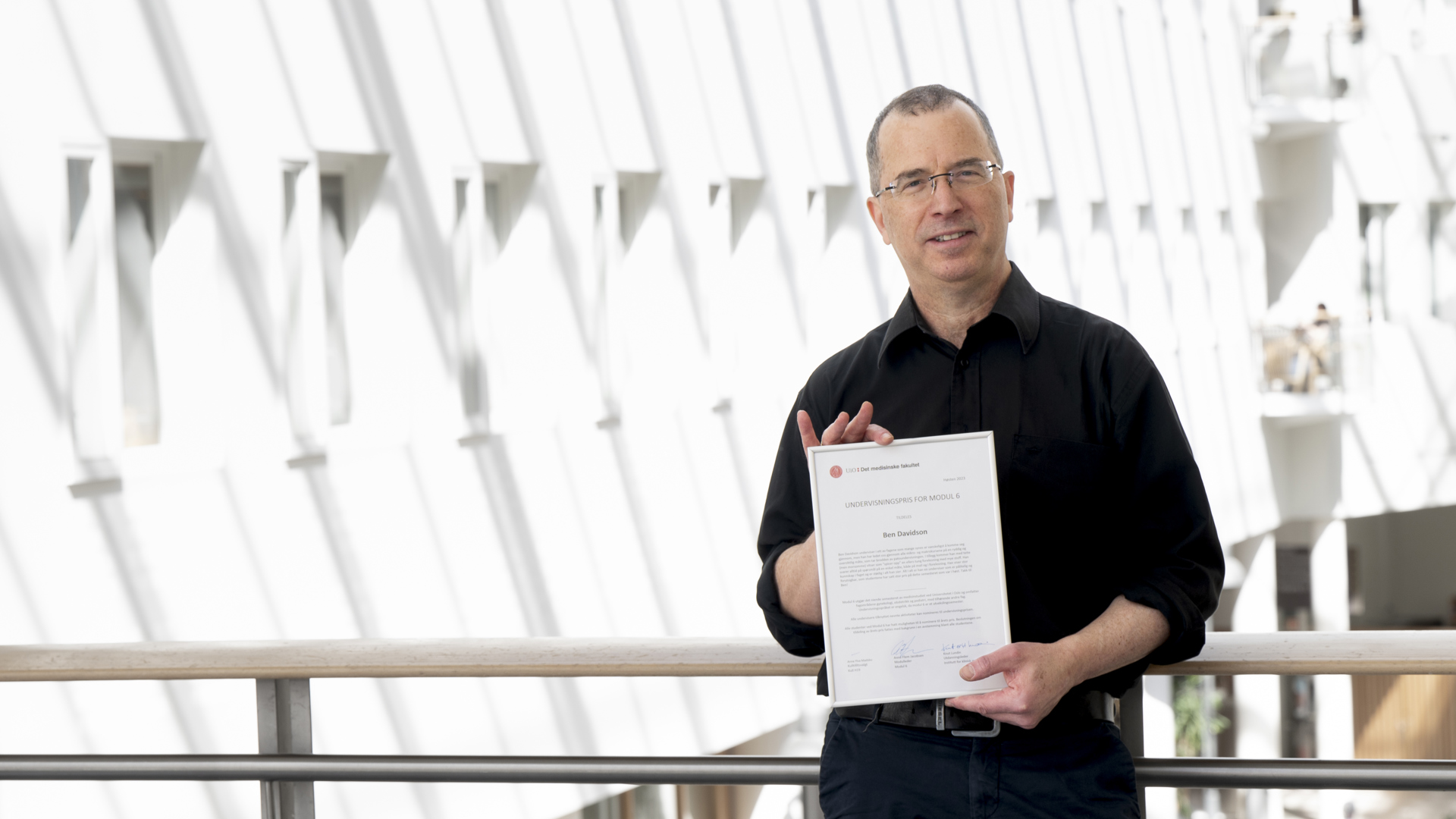 Ben Davidson holder undervisningsprisen. Foto: Åsne Rambøl Hillestad, UiO.