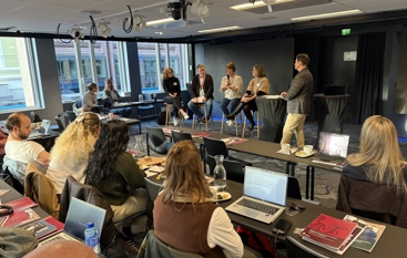 Bilde av bidragsyterne i panelsamtalen. Panelet sitter på høye barkrakker. Foran dem sitter deltakerne på kurset som vi ser bare rygger og bakhoder på. Panelet fra venstre: Hildegunn Borkamo, tidligere tillitsvalgt Helse Førde. Hun har bølgete hår til skuldrene, briller, sort genser og jeans. Hun holder en mikrofon i fanget. Oddvar Synnes, foretaksverneombud OUS. Han har grått, kortklippet hår, sort cardigan med hvit t-skjorte inni og jeans. Zuzana Huncikova, foretakstillitsvalgt Stavanger universitetssykehus. Hun har kortklippet, rødbrunt hår, hvit skjorte og jeans. Hun snakker i en mikrofon. Kari Jøssang, prosjektdirektør nye Stavanger universitetssykehus. Hun har halvlangt, brunt hår, beige genser og jeans. Hun har bena krysset og holder hendene på ene kneet. Ståle Clementsen var orstyrer. Han står til høyre i bildet, og vi ser ham fra siden. Han har kortklippet, brunt hår, grå dressjakke og lyse bukser. 