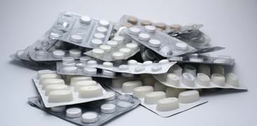 Bilde av flere brett piller som ligger i en haug