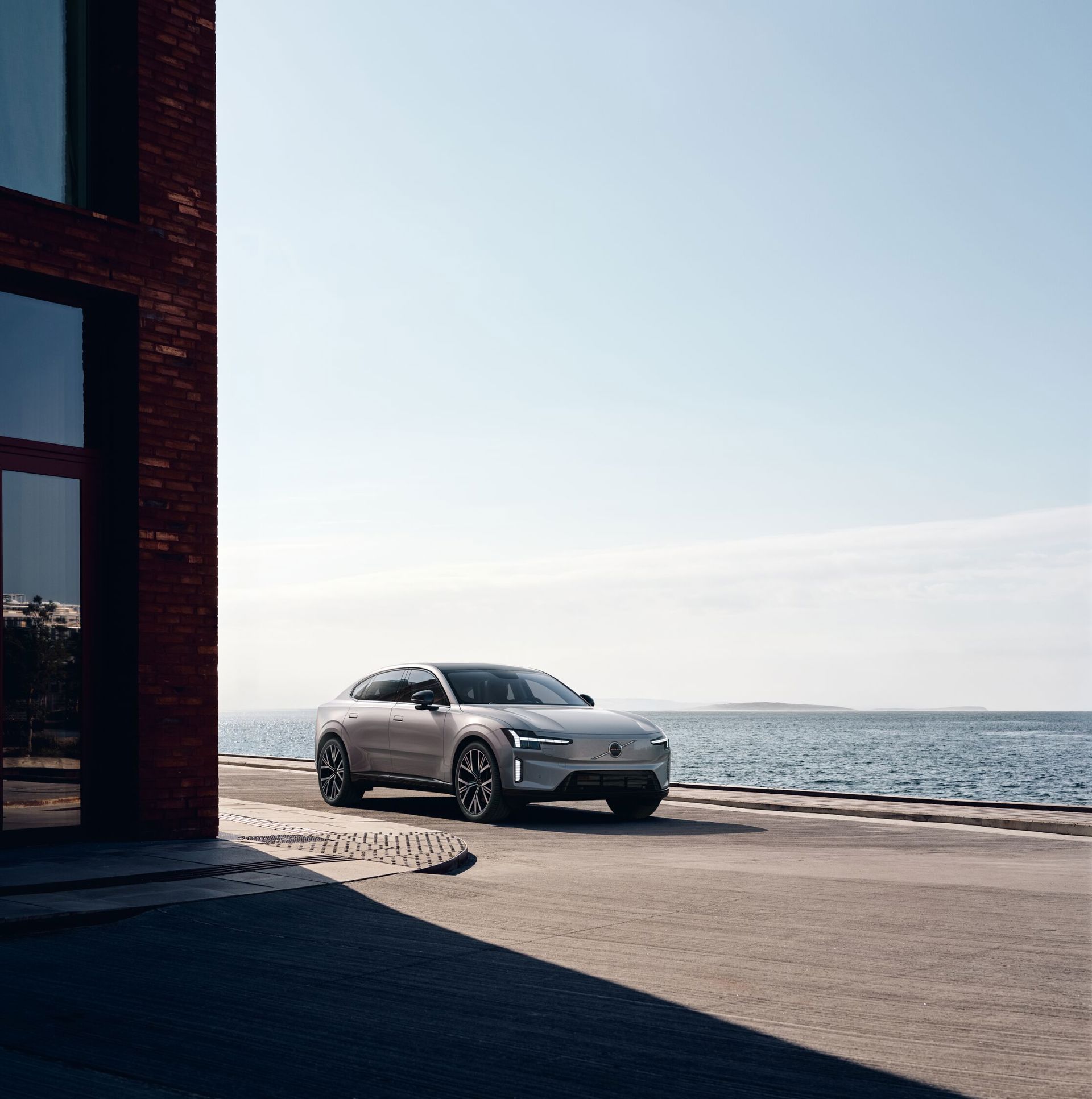 Volvo ES90, MY26, exterior på en brygge ved havet. Foto: Volvocars.com