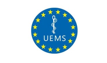 Logo og banner for European Union of Medical Specialists (UEMS): blå sirkel med gule stjerner og medisinsk symbol, samt teksten "UEMS"
