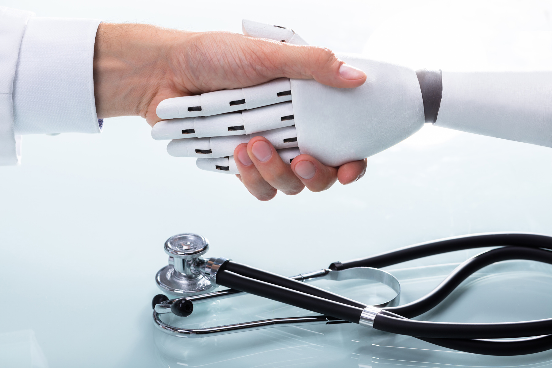 Robot håndhilser på lege. Foto: mostphotos.com