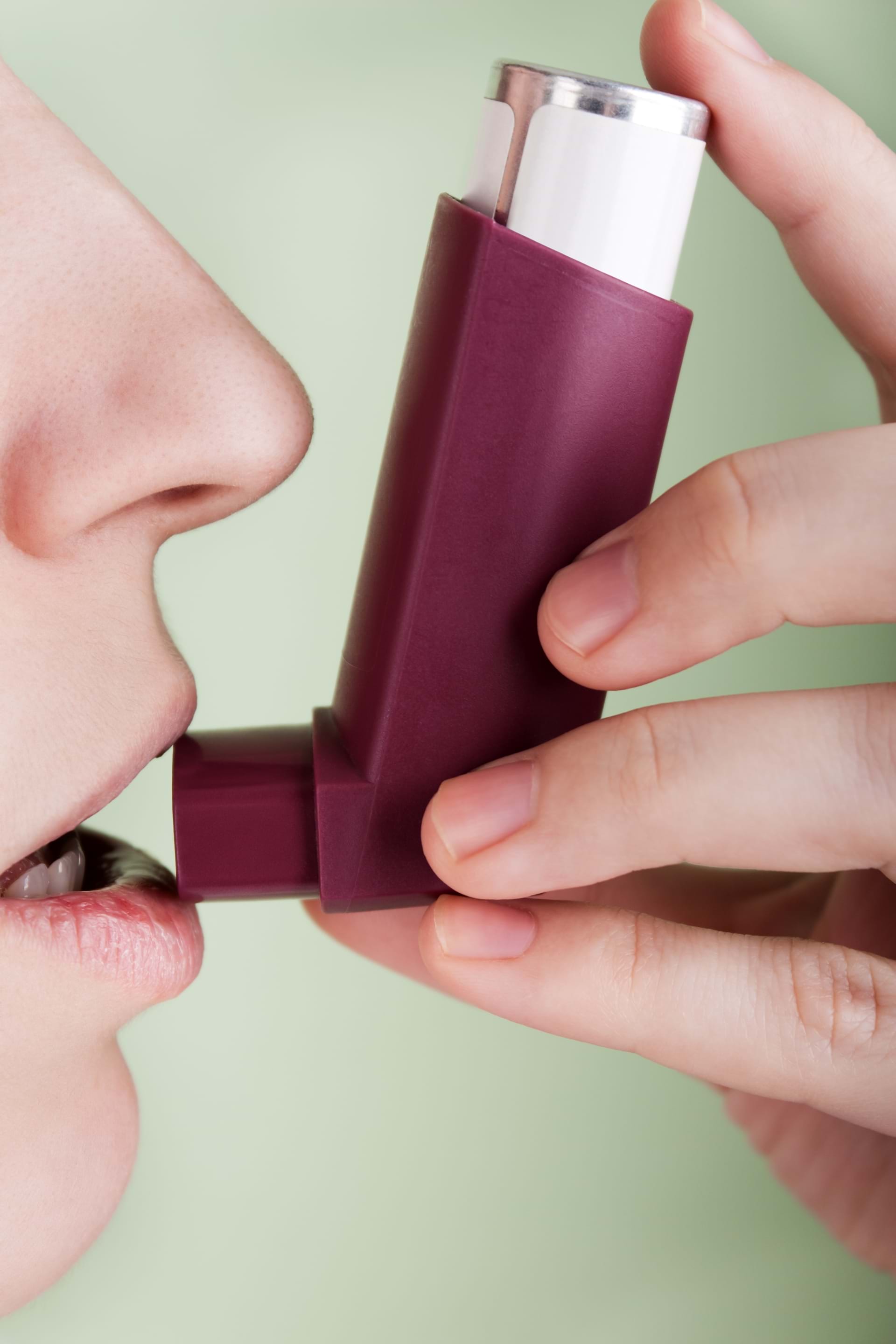 Kvinne som bruker asthma inhalator
