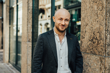 Bilde av Kjetil Askim utenfor Legenes hus.