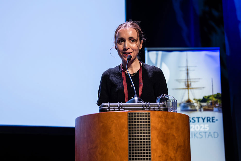 STUDENT-LEDER: Elise Skimmeland er leder i Norsk medisinstudentforening og studerer medisin i Oslo. Her på talerstolen under Legeforeningens landsstyremøte 2025. Foto: Privat