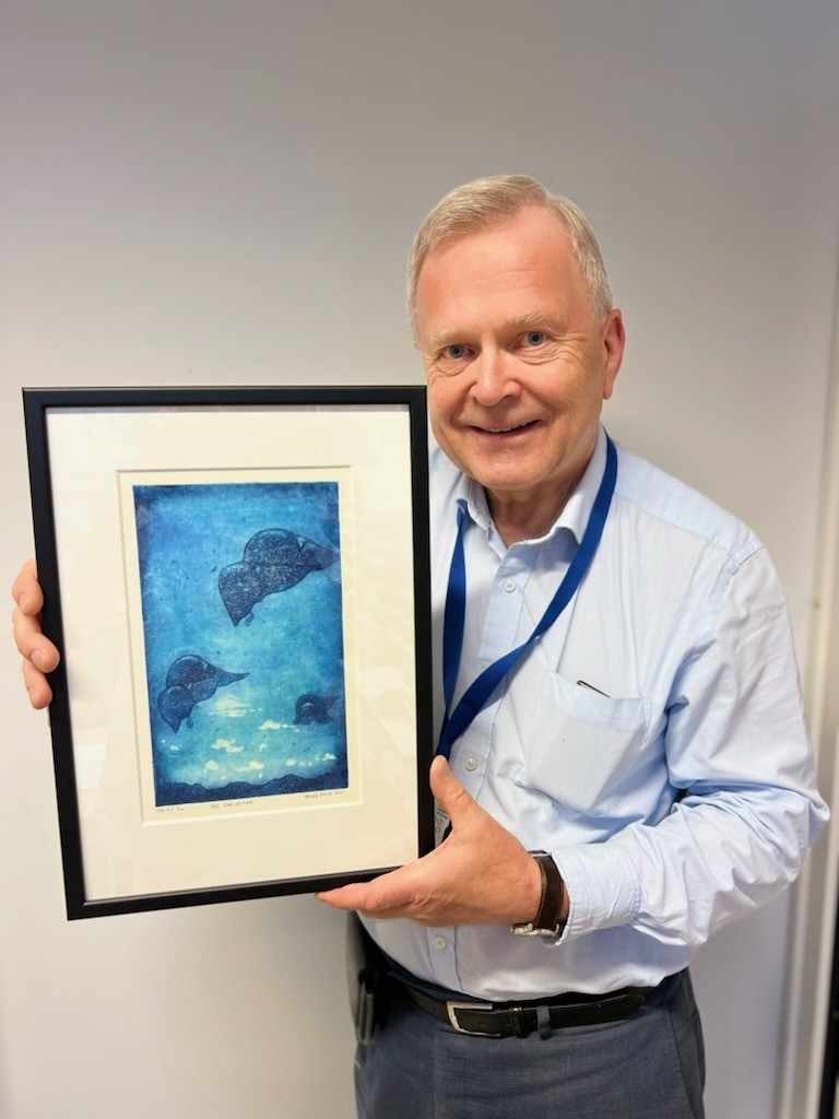 Steinar Aase takker for prisen. Foto: privat