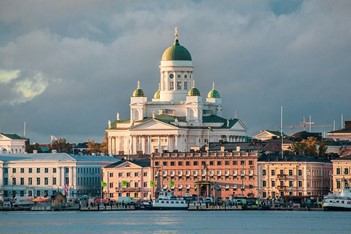 Bilde av Helsinki by. Helsinki katedral rager i midten av bildet. Overskyet vær.