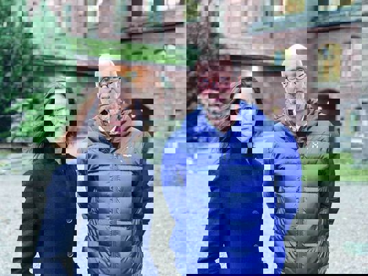 Bilde av psykologspesialist Eline Borger Rognli og psykiater Jørgen Bramness stående utendørs.
