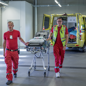 Ambulansepersonell triller en b&#229;re bort fra en ambulanse. Foto: Legeforeningen/Thomas B. Eckhoff
