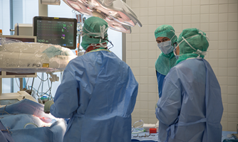 Kirurgisal med kirurger klare til operasjon. Foto: Ahus Thomas Barstad Eckhoff/Legeforeningen