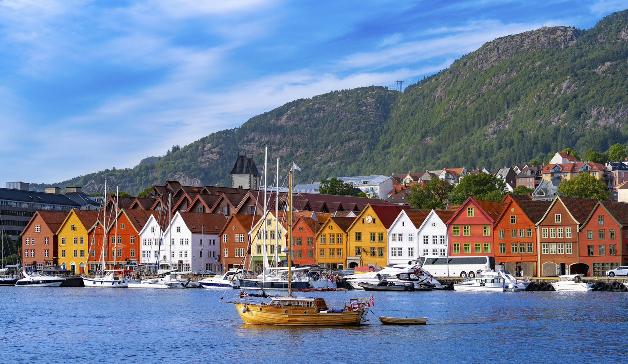 Bryggen i Bergen sett fra vannet. Foto: Istockphoto.com/MEDITERRANEAN