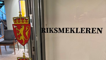 Riksmeklerens skilt på en glassdør. Foto: Legeforeningen