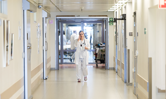 Lege gående i en sykehuskorridor. Foto Thomas Barstad Eckhoff