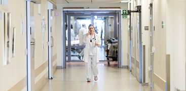 Lege g&#229;ende i en sykehuskorridor. Foto Thomas Barstad Eckhoff