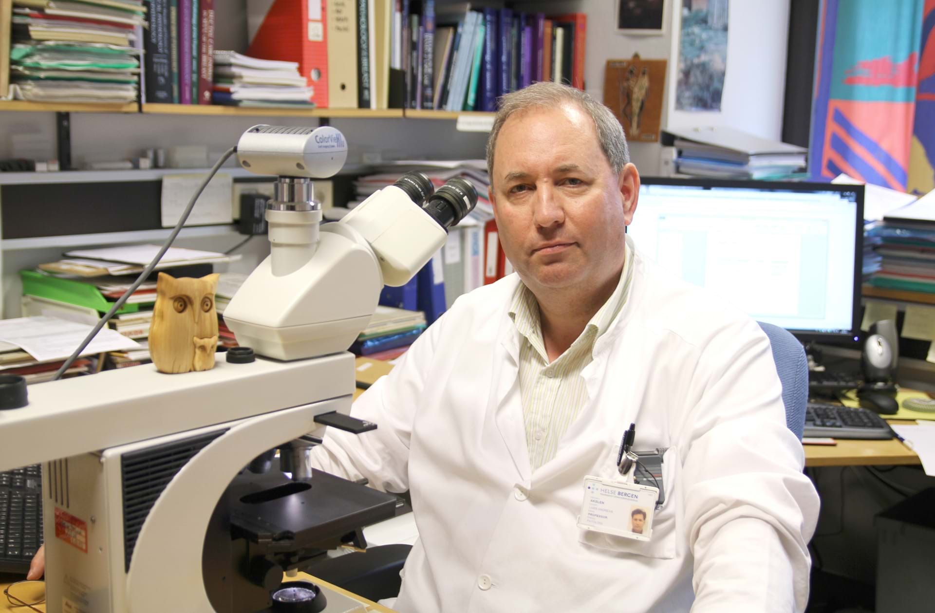 Lars A. Akslen ved mikroskopet. Foto: Kim Andreassen, UiB